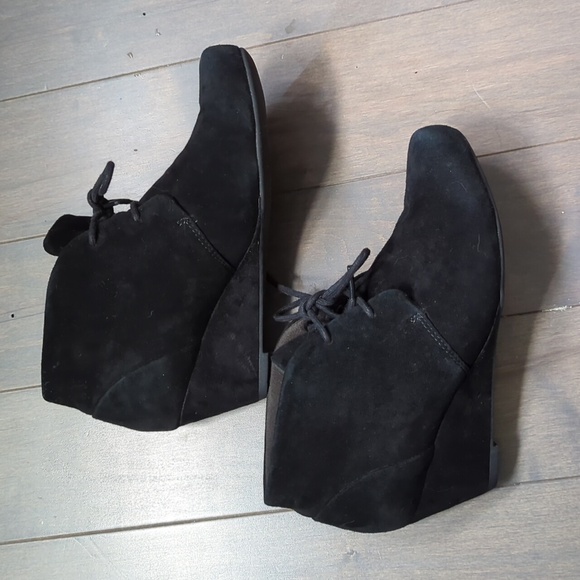 Clark's 6W Black Suede Wedge Booties - Picture 3 of 13